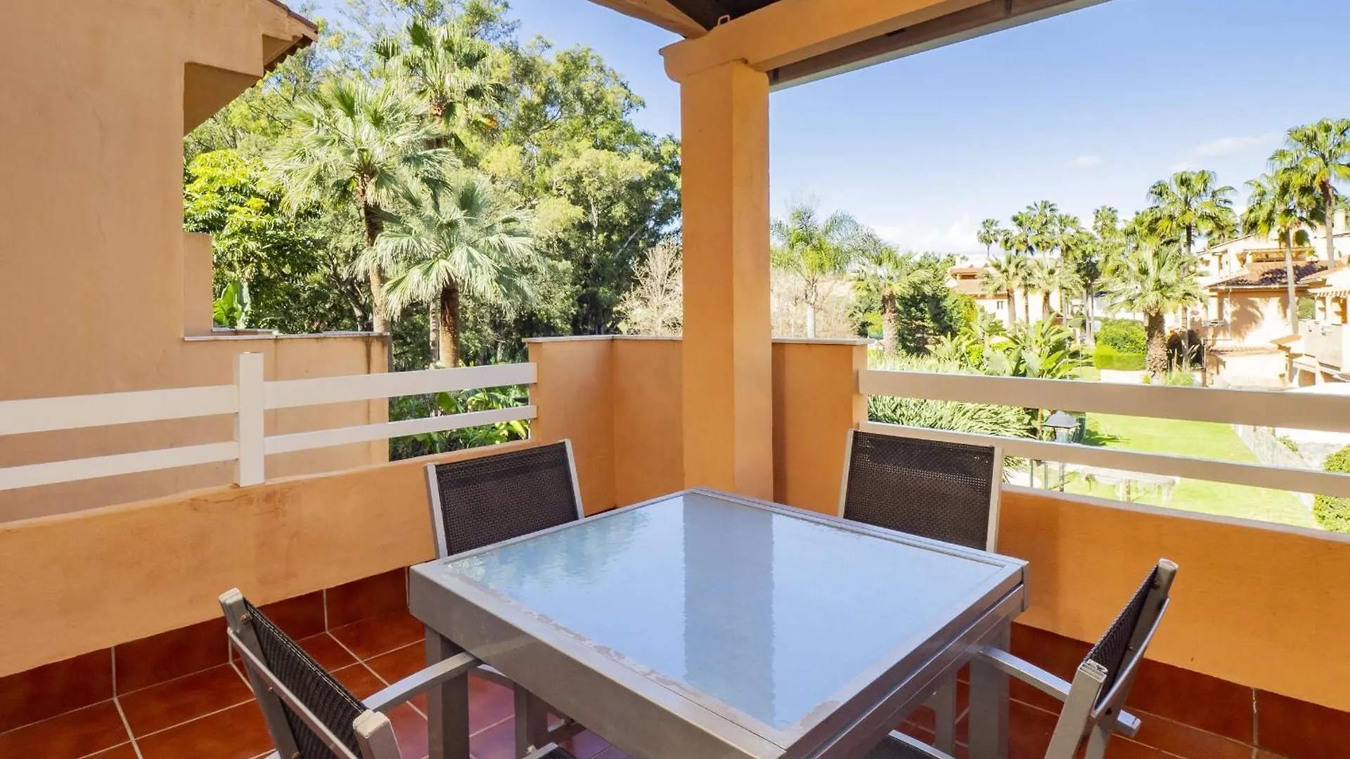 Cubo'S Cabopino Beach Marbella Apartment